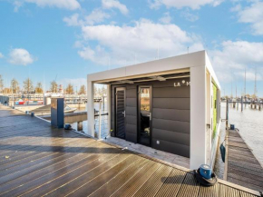 Beautiful houseboat with shared pool